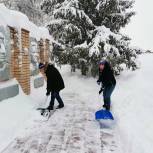 Единороссы Сергиевского района продолжают борьбу  с последствиями снегопада