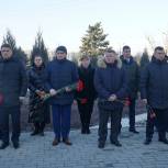 Единороссы и «Молодая Гвардия» Ленинского района возложили цветы к мемориалу Гвардейцам-освободителям