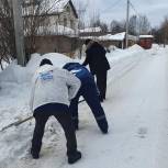 Волонтёры «Единой России» помогли жительнице района Внуково расчистить двор от снега