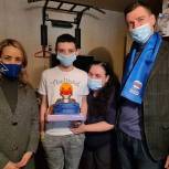 Члены  «Единой России» северо-востока Москвы подарили подростку с инвалидностью планшет для учебы