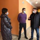 Евгений Ковалев осмотрел две саратовские школы, где в этом году по региональной программе запланирован ремонт