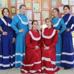 В Верхнеуральске депутат «Единой России» помогла приобрести сценические костюмы для женского казачьего ансамбля
