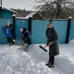 Волонтеры Обоянского района помогли пенсионерам расчистить снег на придомовых территориях