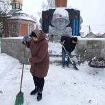 В Кореневском районе волонтеры партии расчистили снег возле Дома культуры и  у памятника погибшим односельчанам