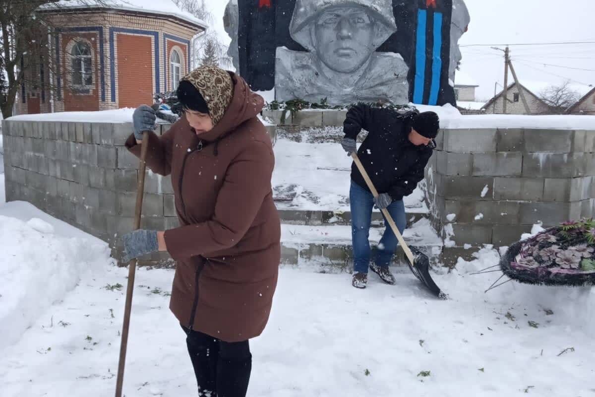 В Кореневском районе волонтеры партии расчистили снег возле Дома культуры и  у памятника погибшим односельчанам