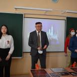 В Улан-Удэ в лингвистической гимназии №3 открыли «Парту героя»