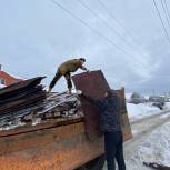 Единороссы Железнодорожного района помогли в расчистке завала крыши дома на Шуисте