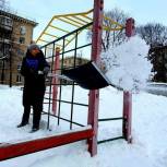 Депутаты и волонтеры «Единой России» помогли убирать снег на территории социальных учреждений и памятников