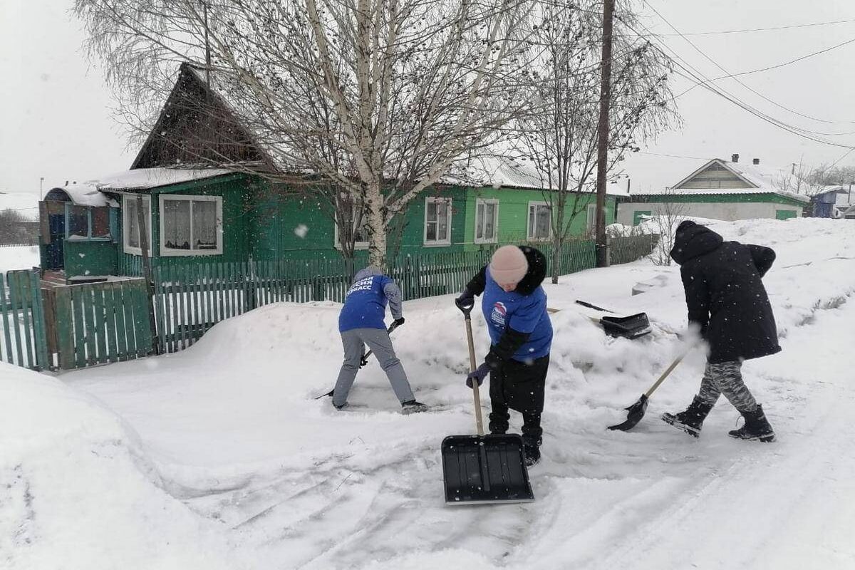 В Кузбассе единороссы очистили от снега дома детей Великой Отечественной  войны