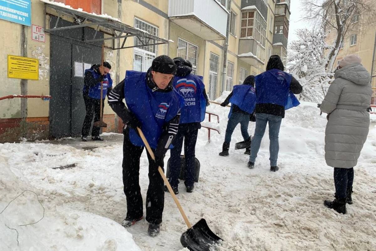 Самарские единороссы помогают в борьбе со снегом