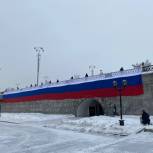 Молодогвардейцы развернули российский флаг размером более 200 квадратных метров