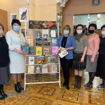 Активисты «Единой России» пополнили фонды региональных библиотек в рамках акции «Дарите книги с любовью»