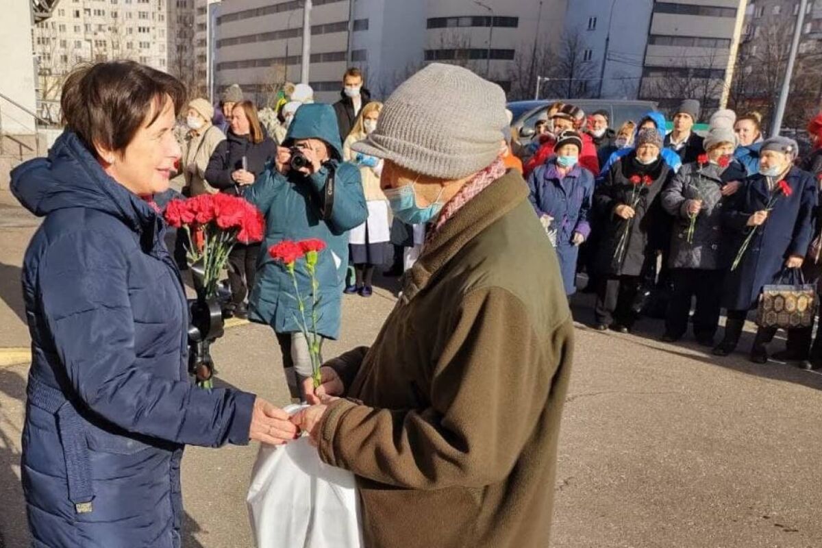 Депутат Государственной Думы Светлана Разворотнева возложила цветы к  памятнику «Фронтовой медсестре» в Печатниках