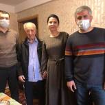 Елена Ельникова поздравила ветерана войны с Днем защитника Отечества