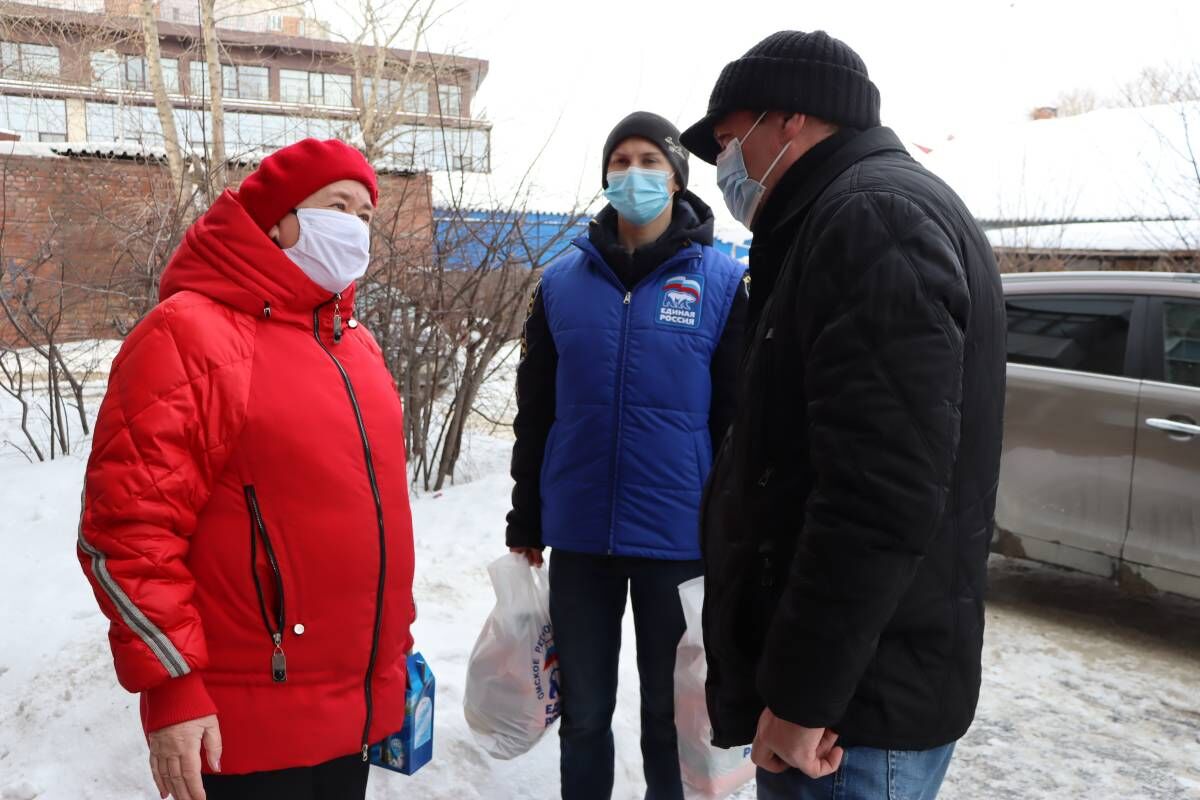 Активисты волонтерского центра «Единой России» еженедельно доставляют  продуктовые наборы пожилым омичам