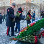 Сенатор Олег Цепкин принял участие в церемонии возложения венков и цветов к памятнику «Доблестным сынам Отечества»