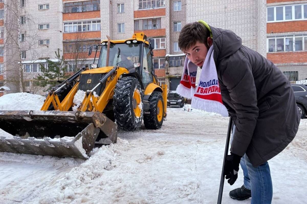 Пришел, увидел и убрал». Депутат горсовета и молодогвардейцы помогли  смолянам очистить двор от снега