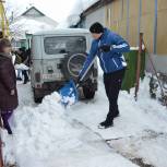 Волонтеры Партии помогли алатырским пенсионерам убрать дворы от снега