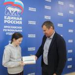 Планшет для домашнего обучения: Михаил Никешин оказал помощь многодетной семье из Ярославского района