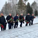 Андрей Турчак возложил цветы к монументу боевой и трудовой славы в Томске