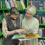 Депутаты-единороссы передали книги красноселькупскому Центру семейного чтения