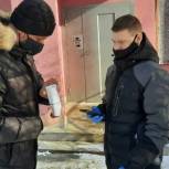 Алексей Савичев доставил лекарства от ковида на дом детям, проживающим в Октябрьском районе