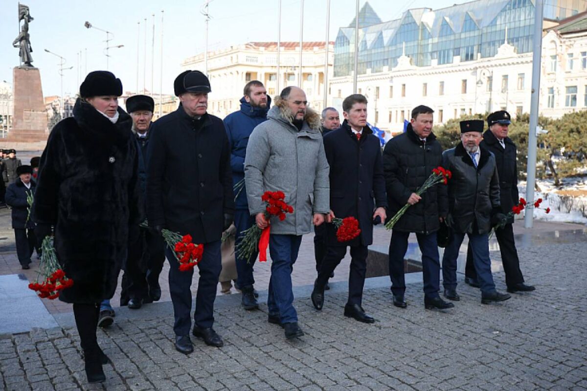 Предложения со словосочетанием ПРОДОЛЖАТЕЛЬ ДЕЛА