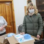 Депутат Госдумы Екатерина Стенякина встретилась с добровольцами в Зверево и оказала адресную помощь пожилым жителям