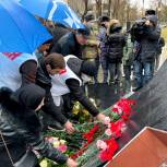 Единороссы возложили цветы к памятнику воинам-интернационалистам в Махачкале