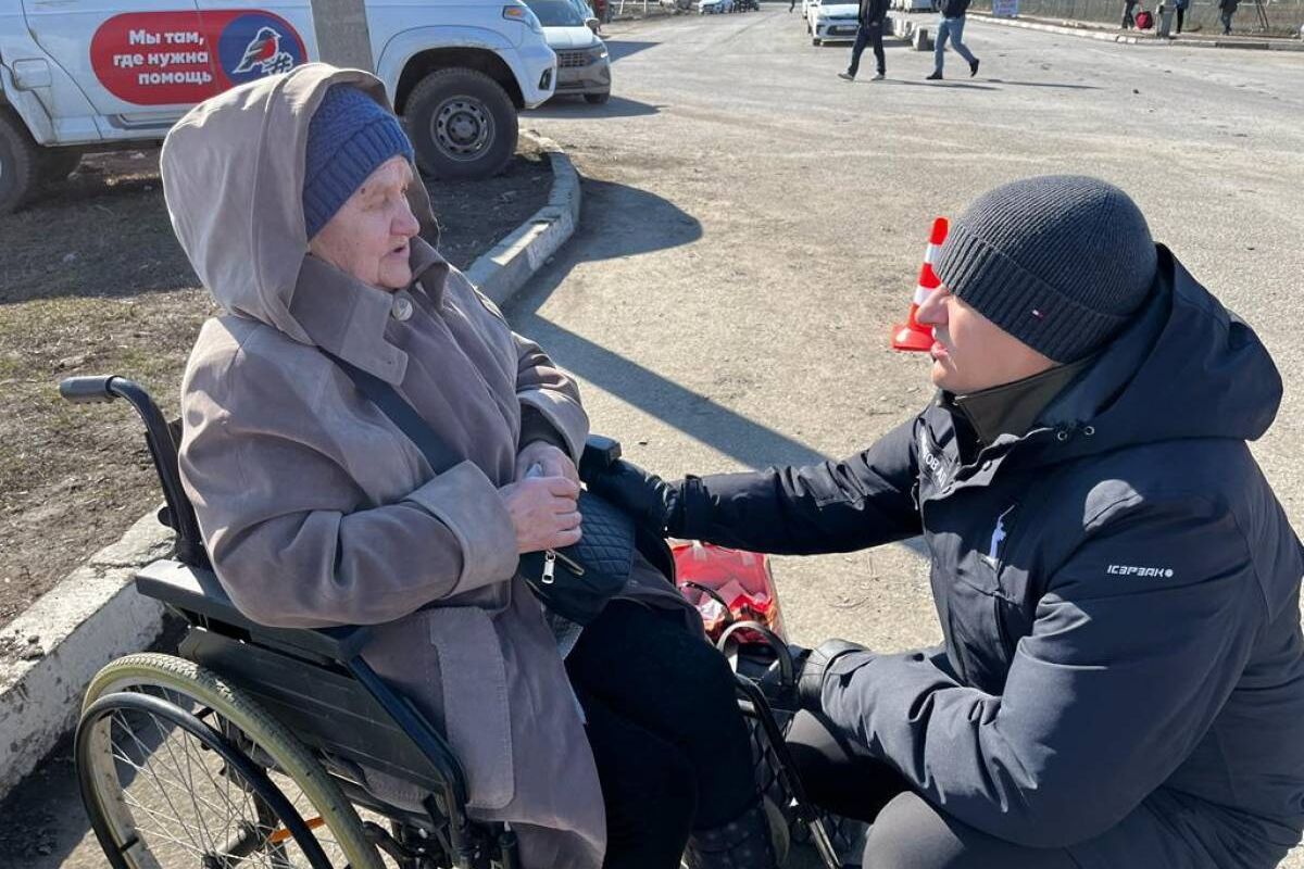 Андрей Гимбатов доставил гуманитарный груз переселенцам из ДНР и ЛНР,  прибывшим в Ростовскую область