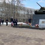 Депутаты и активисты партии вместе с ветеранами и юнармейцами возложили цветы к Вечному огню на площади Славы в Сормове