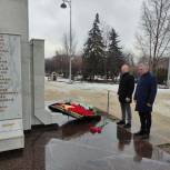 В День защитника Отечества волгоградские партийцы почтили память героев Родины