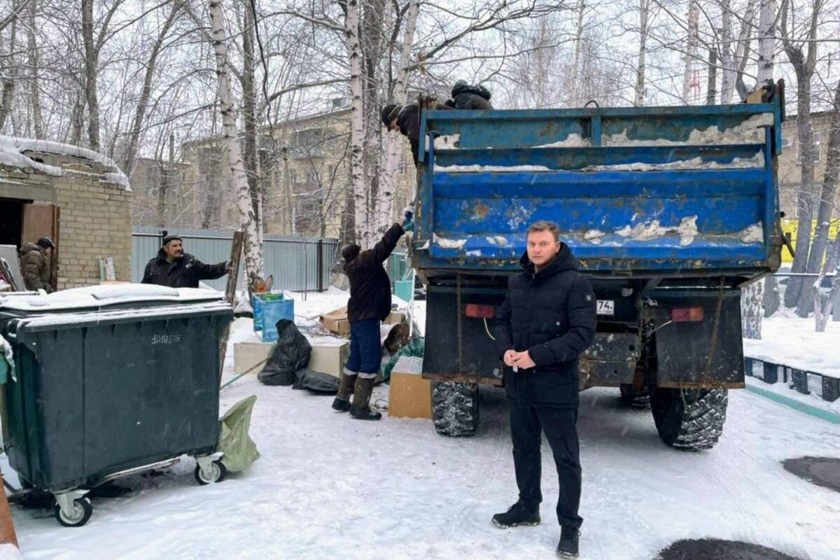 Максим Зайцев помог вывезти с территории детского сада крупногабаритный  строительный мусор