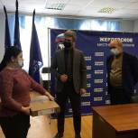 Единороссы передали ноутбук маме четверых детей из Жердевки