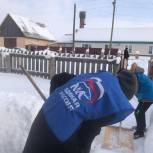 Волонтеры Кунашакского района помогли пенсионеру из Новобурино  убрать снег во дворе