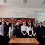 Сторонники «Единой России» провели урок мужества в кемеровской школе
