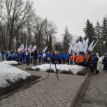 Волонтеры провели флешмоб в поддержку решения Президента признать ДНР и ЛНР