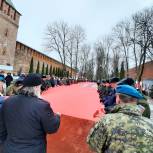 В Смоленске в честь Дня защитника Отечества развернули огромное Знамя Победы