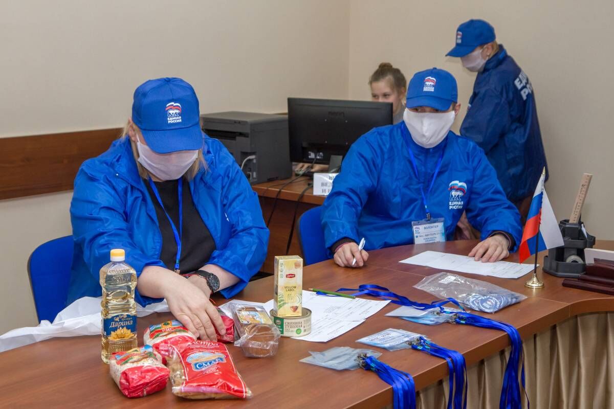 В Региональной общественной приемной «Единой России» специалисты  консультируют по вопросам сбора гуманитарной помощи для жителей ДНР и ЛНР