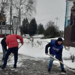 В Беловском районе волонтеры расчистили снег у памятника погибшим воинам