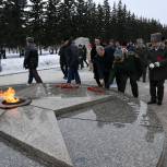 В Омской области депутаты и сторонники «Единой России» возложили цветы к воинским мемориалам