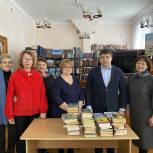 Александр Решетников передал книги Ашинской Центральной районной библиотеке