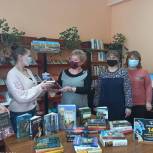 Депутаты «Единой России» пополнили книжные фонды районных библиотек