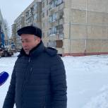 Владимир Лидерман ознакомился с ремонтом крыши многоквартирного дома в Мариинском Посаде