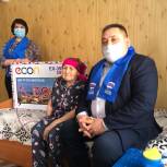 В рамках «Елки желаний» пожилая жительница Миякинского района получила телевизор