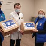 «Единая Россия» передала продуктовые наборы и питьевую воду сотрудникам медицинских учреждений