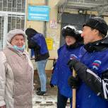 "Снежный десант" провели единороссы Советского района
