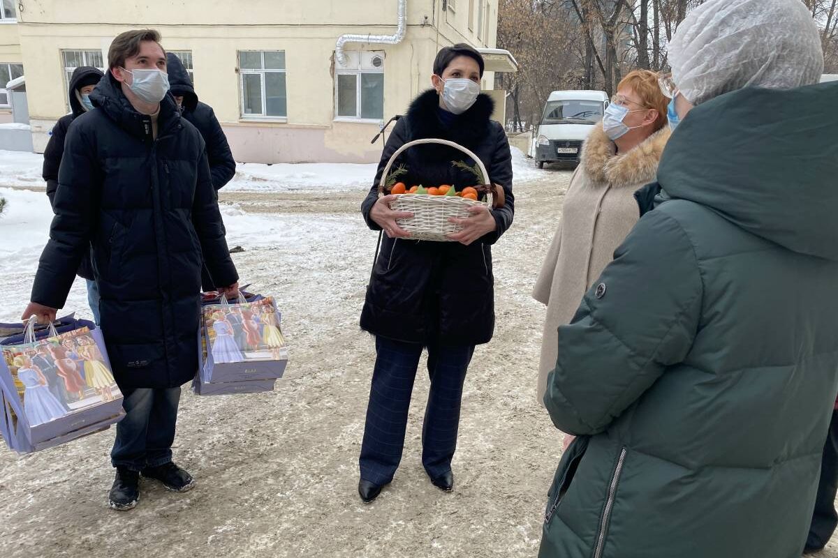 Медики одной из «красных зон» Екатеринбурга получили подарки в День  женщины-врача