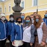 Активисты «Единой России» и молодогвардейцы возложили цветы к памятнику Александру Суворову