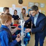 Депутат «Единой России» передал многодетным семьям лыжи и тюбинги